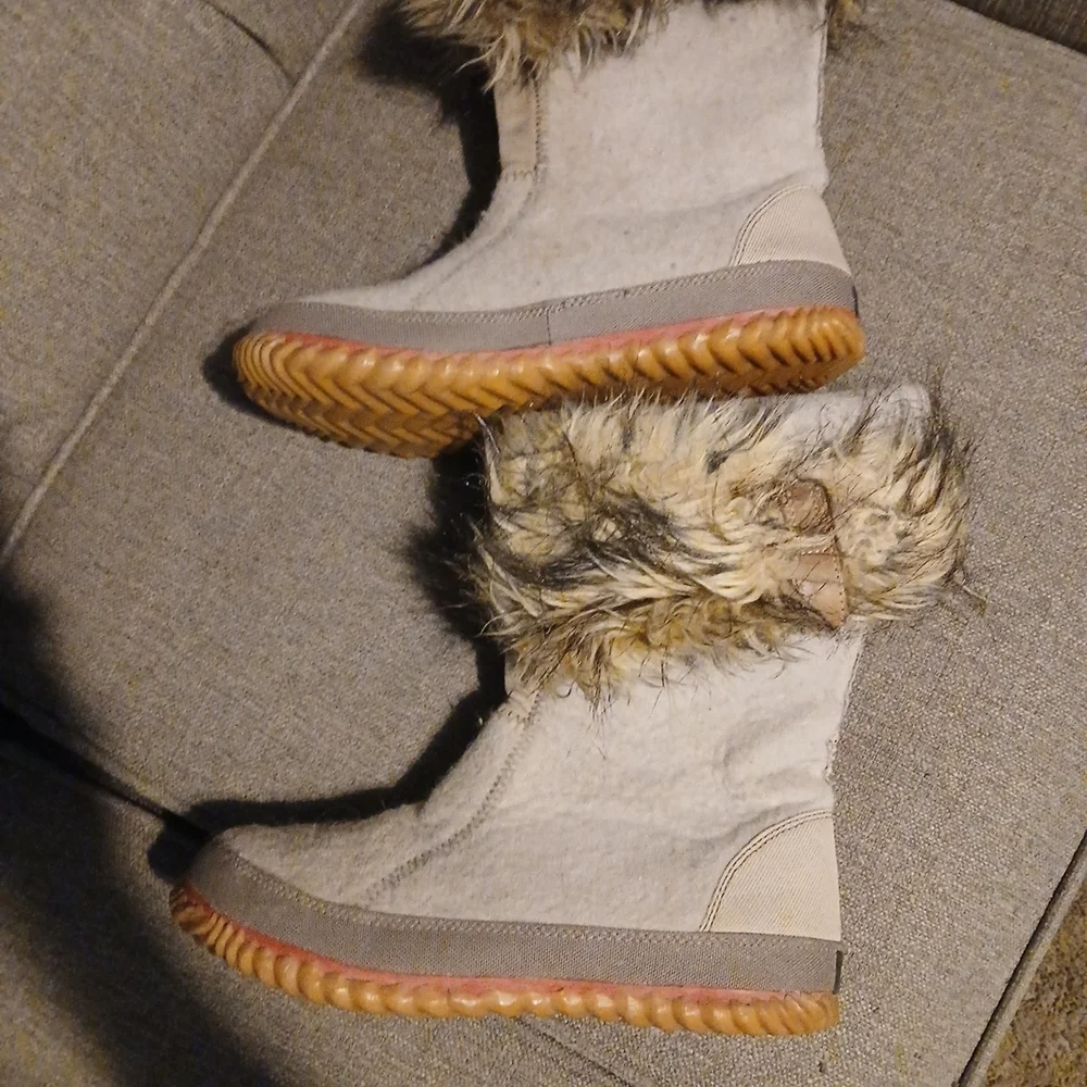 Sorel Womens Faux Fur, Tan Boots. Size 10 - Picture 7 of 16